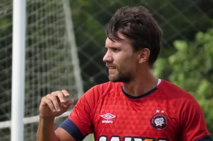 Paulo André es más que un futbolista: se divide el tiempo entre el juego y la ayuda social