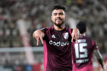 Paulo Díaz festeja un gol con la camiseta de River