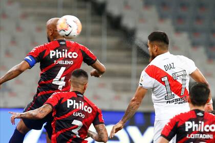Paulo Díaz le marcó un gol a Paranaense, por los octavos de final de la Libertadores
