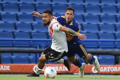 Paulo Díaz lucha por la pelota con Gonzalo Maroni durante el superclásico entre Boca Juniors y River Plate