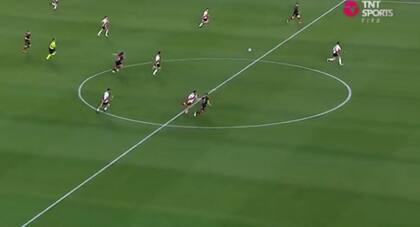 Paulo Díaz, que ya estaba amonestado, agarra a Bandiera y no lo deja avanzar. Delfino y el VAR interpretaron que no hubo infracción y el defensor de River continuó en el partido