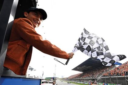 Paulo Dybala bajó la bandera de largada. El delantero de la A.S Roma alentó a Franco Colapinto, a quien minutos antes le regaló una camiseta autografiada de la selección argentina