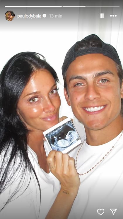 Paulo Dybala compartió a través de sus historias de Instagram una tierna foto de ellos con la ecografía en la mano