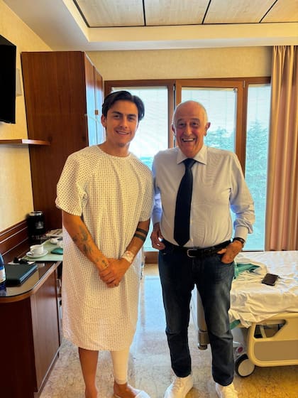 Paulo Dybala con el médico luego de ser operado con éxito