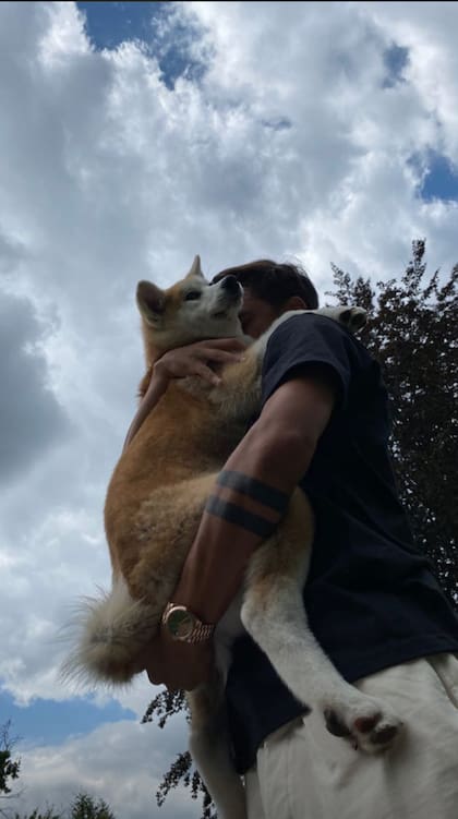 Paulo Dybala con Kaia, la perrita que comparten con Oriana Sabatini. Crédito: Instagram