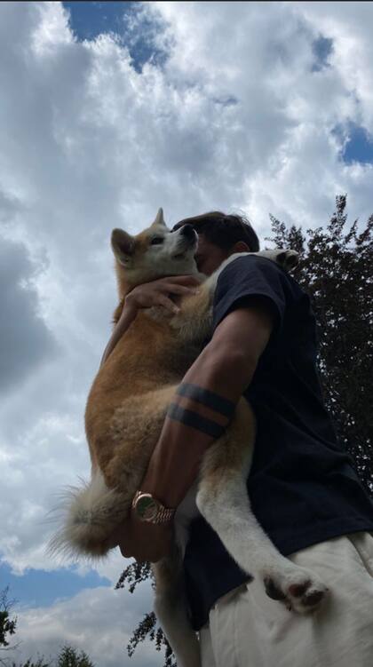 Paulo Dybala con Kaia, la perrita que comparten con Oriana Sabatini. Crédito: Instagram