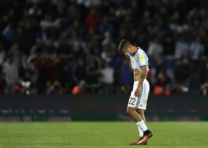 Paulo Dybala deja la cancha desconsolado