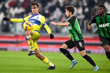 Paulo Dybala domina la pelota con su clase habitual