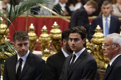 Paulo Dybala en el Vaticano, frente a la tumba de Francisco (Foto: X @HQDybala)