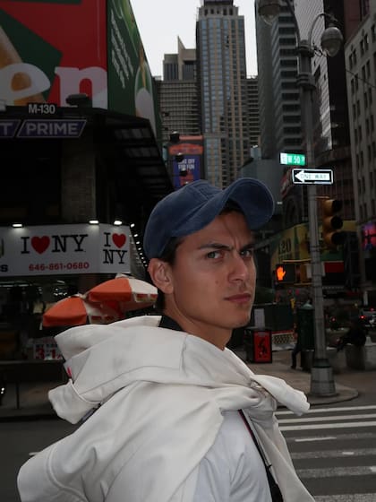 Paulo Dybala en Times Square (Foto: Instagram @orianasabatini)