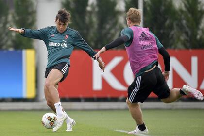 Paulo Dybala en una práctica de Juventus, que volverá a la acción el 12 de junio, cuando afrontará una interesante semifinal con Milan por la Copa Italia.