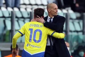 Dybala, de la pelea con Allegri a hacer un golazo y darse un abrazo con el entrenador de Juventus