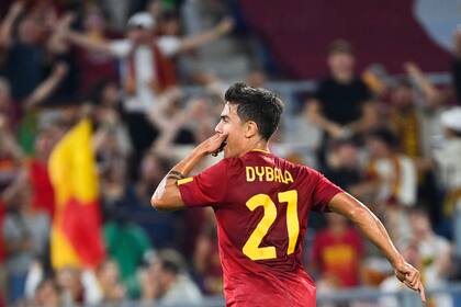 Paulo Dybala festeja de un gol con la camiseta de Roma