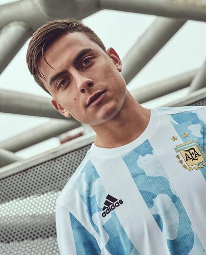 Paulo Dybala fue uno de los jugadores que modeló la nueva camiseta de la Selección