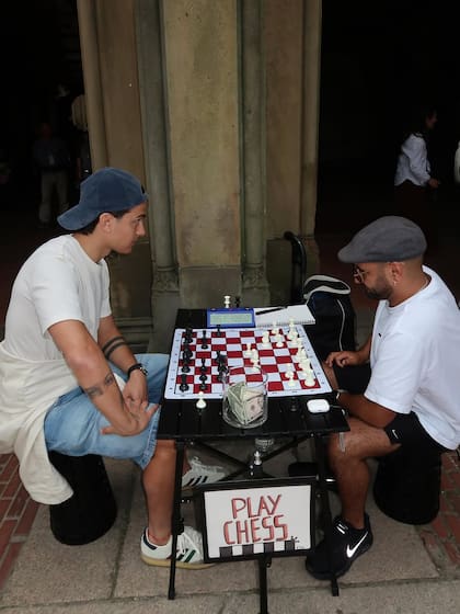 Paulo Dybala jugó un partido de ajedrez en Central Park y se consagró como ganador (Foto: Instagram @orianasabatini)