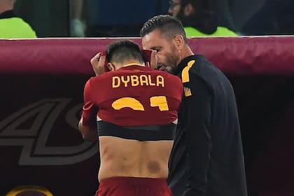 Paulo Dybala muestra su pesar al salir lesionado de un encuentro de Roma