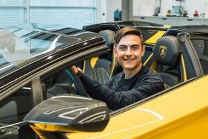 Cómo es por dentro la Lamborghini que recibió Paulo Dybala