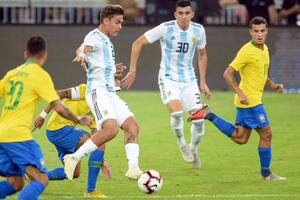 Después de volver con Roma, Dybala recibió de regalo la camiseta de una figura de Brasil