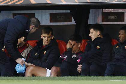 Paulo Dybala salió lesionado en el primer tiempo en la derrota de la Roma frente al Feyenoord en Países Bajos.