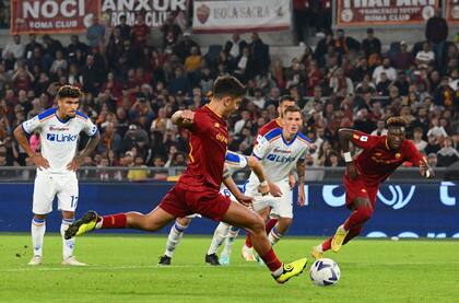 Paulo Dybala se lesionó cuando pateó y convirtió un penal para Roma