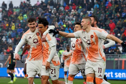 Paulo Dybala (segundo a la izquierda) celebra tras marcar el gol de la Roma en la victoria 1-0 ante Venezia en la Serie A italiana, el domingo 9 de febrero de 2025. (Paola Garbuio/LaPresse vía AP)