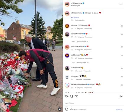 Paulo Dybala y el entrenador Claudio Ranieri dejaron flores en honor a Diogo Jota en el santuario que se armó afuera del estadio Anfield del Liverpool (Foto: Captura de video / @officialasroma)