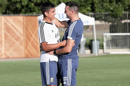 Scaloni saluda a Dybala: el delantero de Juventus será titular.