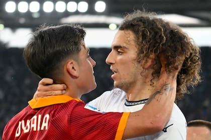 Paulo Dybala y Matteo Guendouzi, cara a cara, tomándose del cuello en el segundo tiempo entre Roma y Lazio por Serie A.