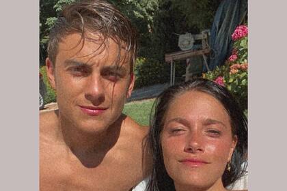 Paulo Dybala y Oriana Sabatini, disfrutando un día de sol en su casa en Italia.