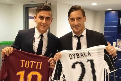 Paulo Dybala y sco Totti, muy elegantes, tiempo atrás