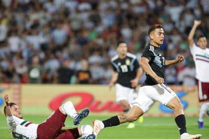 Paulo Dybala ya convirtió y se dispone a celebrar su gol ante México, el que decretó la victoria por 2 a 0