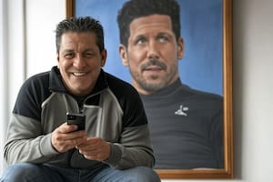 Paulo Futre, un ídolo del Atlético de Madrid, y con la imagen de Diego Simeone detrás: "El Cholo se irá cuando quiera porque es un mito colchonero"