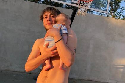 Paulo Londra junto a Isabella, la primera hija que tuvo -en julio de 2020- junto a Rocío Moreno