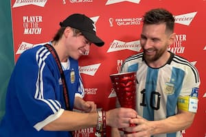 Paulo Londra premió a Lionel Messi una vez finalizado el partido de Argentina