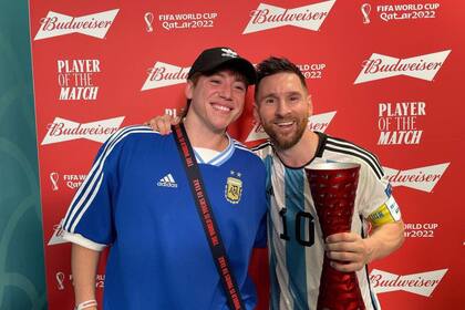 Paulo Londra le entregó el premio de mejor jugador del partido a Lionel Messi