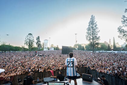 Paulo Londra reunió 50.000 personas en Córdoba en la presentación espontánea de su último álbum