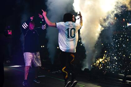 Con el DJ norteamericano Steve Aoki, enfundado en la 10 de Messi