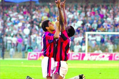 Paulo Silas y Eduardo Bennett: una relación mucho más allá del campo de juego. El 3 de diciembre de 1994, San Lorenzo le ganó a Boca Juniors en La Bombonera con dos goles del "Balín", y así lo festejó con su compinche