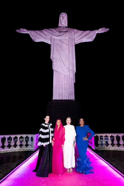 Paulson, Kardashian, Watts y Nash con el Cristo Redentor -solo para ellas- a sus espaldas