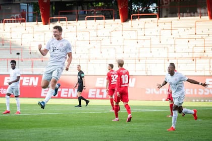 Pavard festeja el segundo gol en el triunfo de Bayern Munich, que sigue siendo líder de la Bundesliga