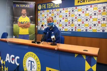 Con barbijo, Pavel Hoftych, el entrenador de Slovan Liberec, de la República Checa, da su conferencia de prensa luego del partido con FK Teplice.