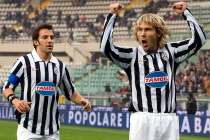 Pavel Nedved grita su gol y Del Piero va a saludarlo; el checo, que con los años sería director deportivo de la Vecchia Signora, ha sido sancionado en esta nueva causa contra el club de Turín