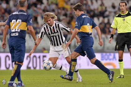 El checo Pavel Nedved en sus tiempos como futbolista, frente a Boca; hoy, como ex dirigente de Juventus, está sancionado.