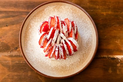 De un sueño familiar a un restó con los mejores quesos del país 28 Pavlova con crema de queso mascarpone y frutillas.