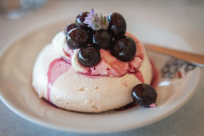 Pavlova individual en La Paula, el restaurante de Casa Alma.