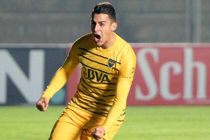 Pavón convierte goles dentro de la cancha y reclama afuera