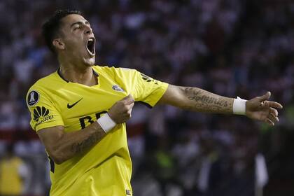 Pavón festejó; su tiro libre terminó en gol en contra