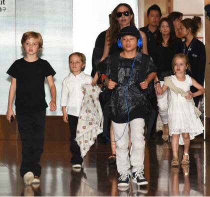 Pax y Shiloh también fueron con su madre a Tokio