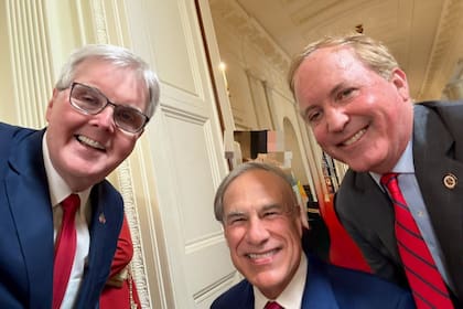 Paxton asumió su cargo de fiscal general de Texas al mismo tiempo que Abbott comenzó su período como gobernador