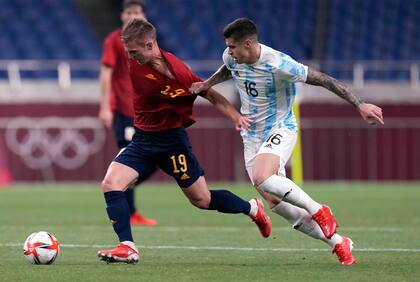 Payero agarra a Olmo de la camiseta; más allá del empate en el final, la Argentina fue inferior a España